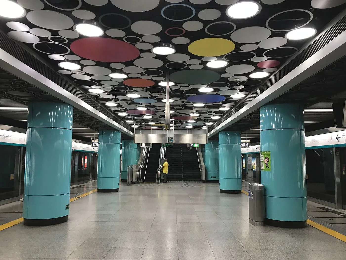 Beijing Subway Line 4 platform at Beijing Zoo Station